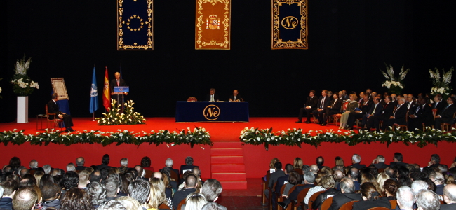 En la foto, la ceremonia de entrega del Premio Nueva Economía Fórum 2013 al secretario general de Naciones Unidas